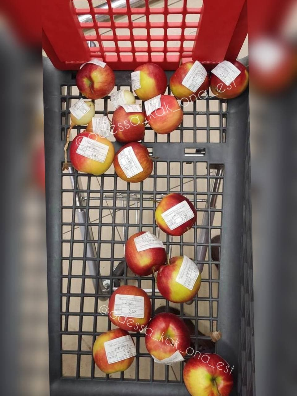 Украинцы клеят стикеры прямо на фрукты