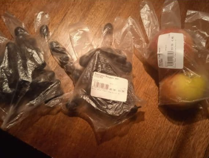 Украинцы пакуют фрукты в одноразовые перчатки.