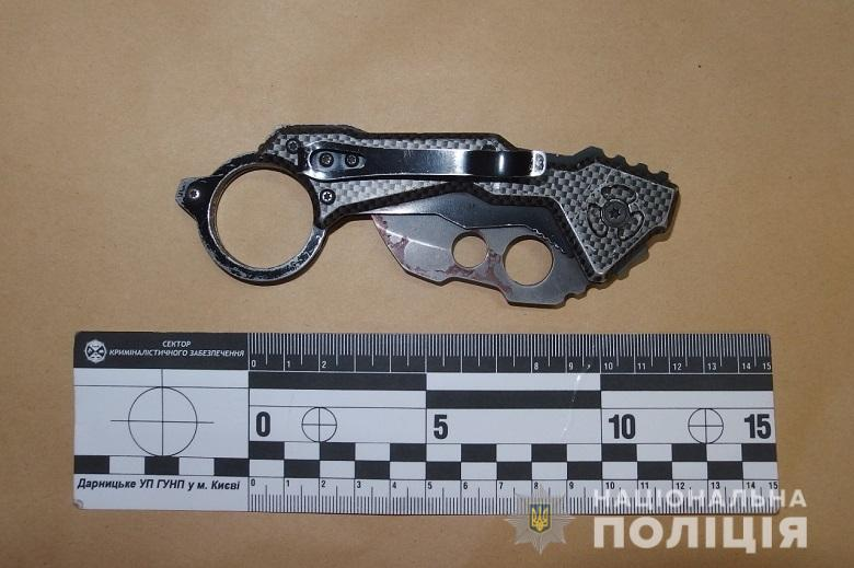 На Дарнице молодой парень чуть не убил бездомного во время конфликта