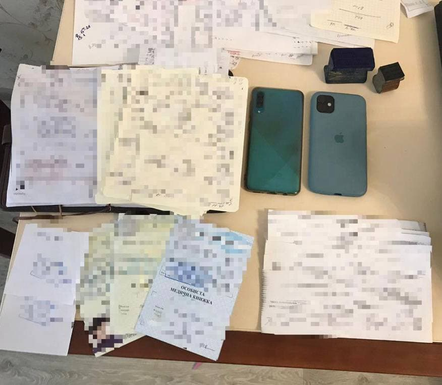 Столичные врачи заработали около 2 млн гривен на поддельных Covid-сертификатах