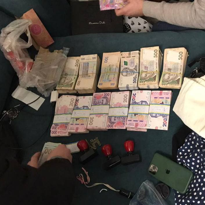 Столичные врачи заработали около 2 млн гривен на поддельных Covid-сертификатах