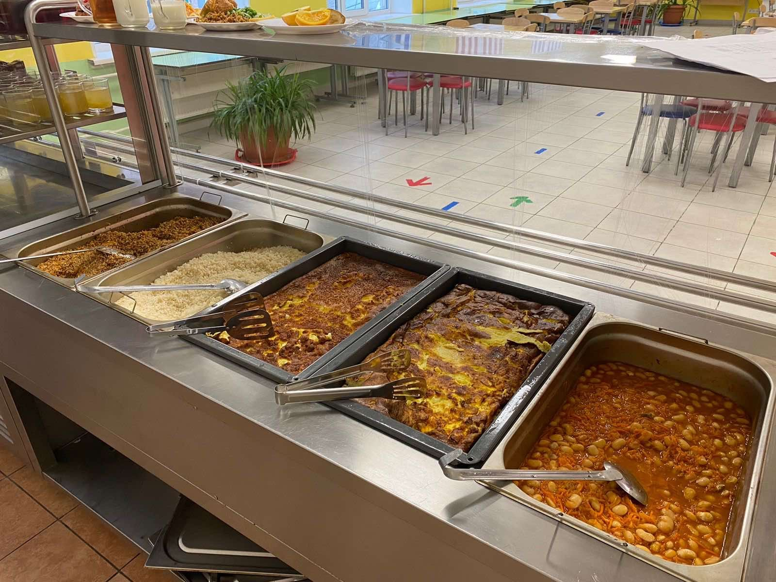 Родители украинских школьников не довольны новым полезным меню в столовых.