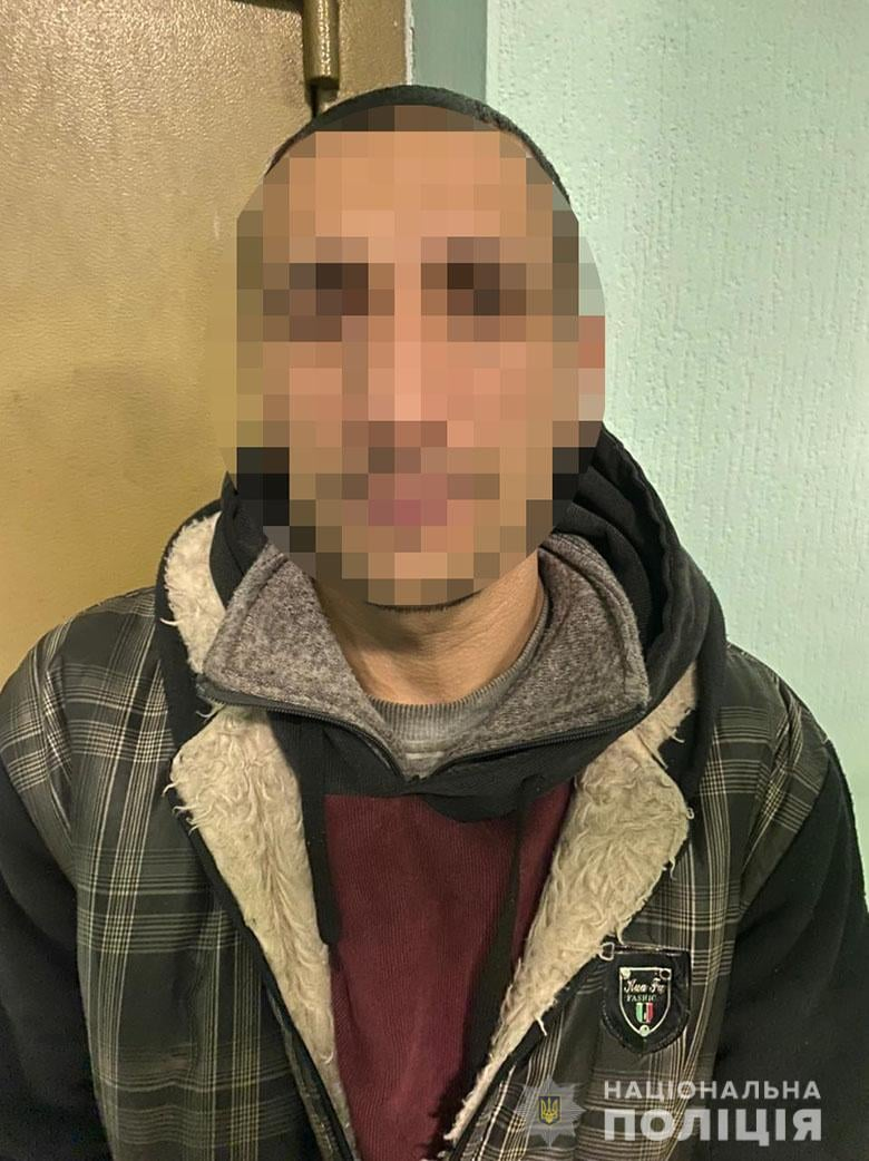 На станции метро "Гидропарк" ограбили мужчину.