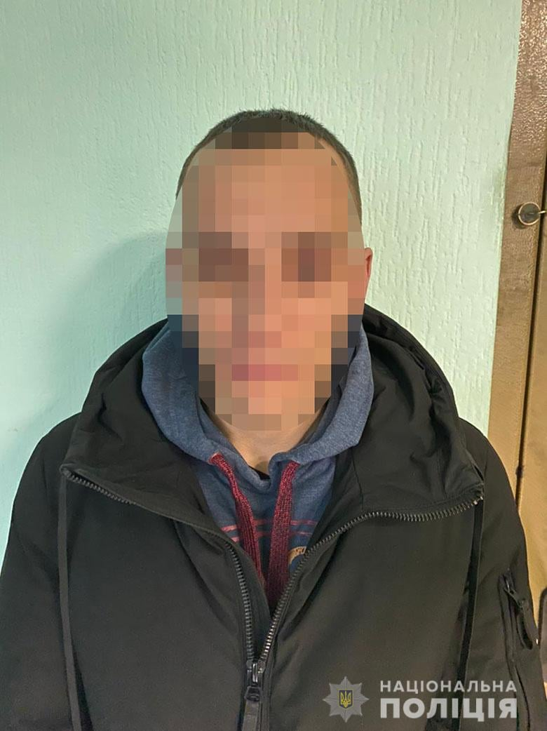 На станции метро "Гидропарк" ограбили мужчину.