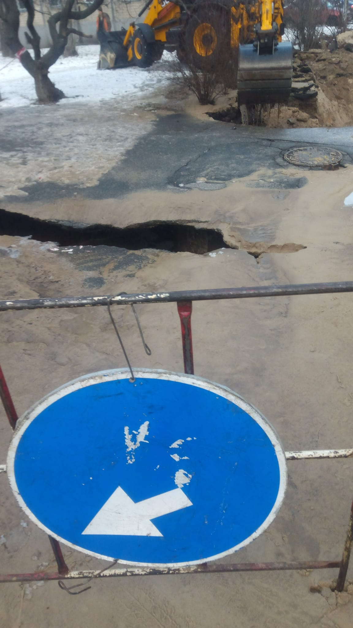 Во дворе на Отрадном провалился асфальт.