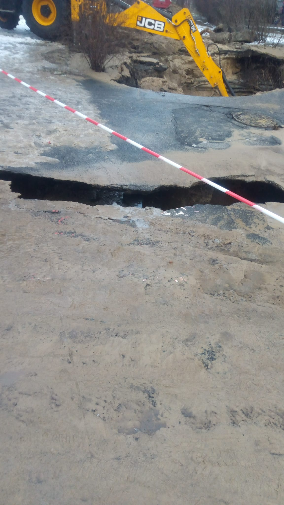 Во дворе на Отрадном провалился асфальт.