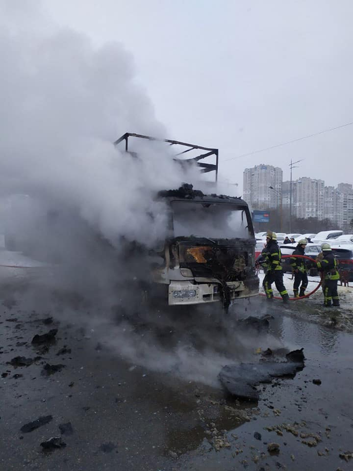 На Позняках во время движения загорелся грузовик.