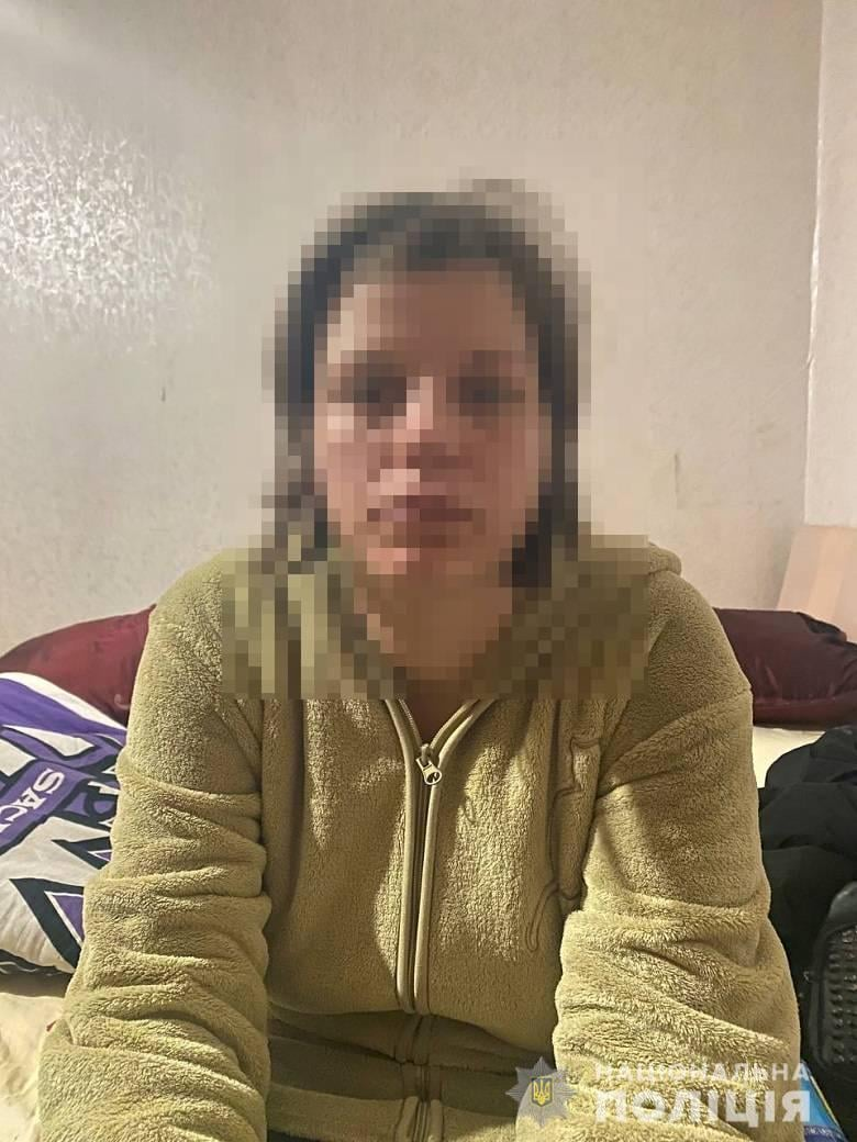 В Киеве женщина хотела выпрыгнуть с окна с малолетним сыном.