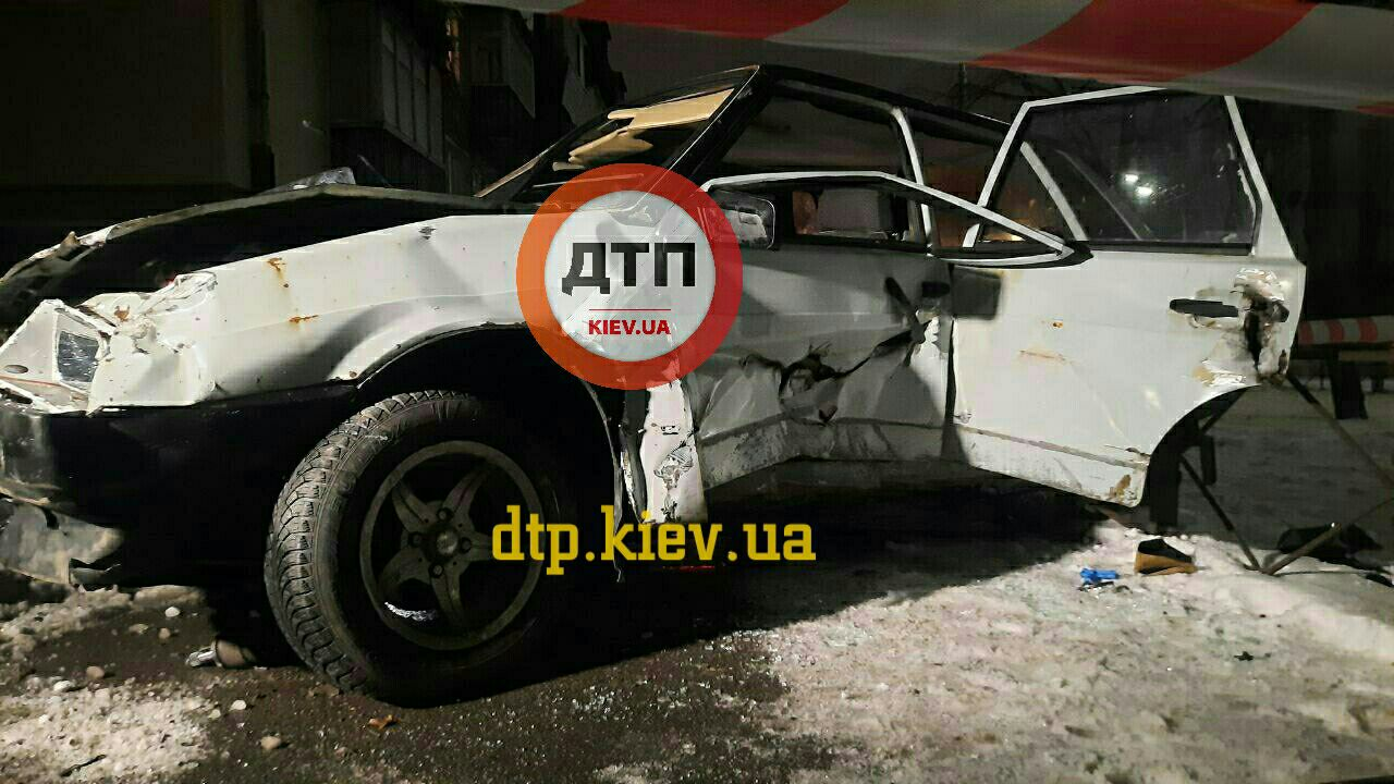 На Чоколовке автомобиль снес забор и вылетел на тротуар.