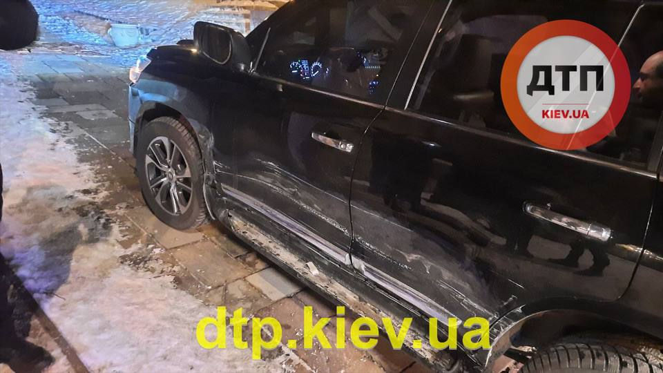 В центре Киева водитель устроил погоню с полицией и разбрасывался деньгами.