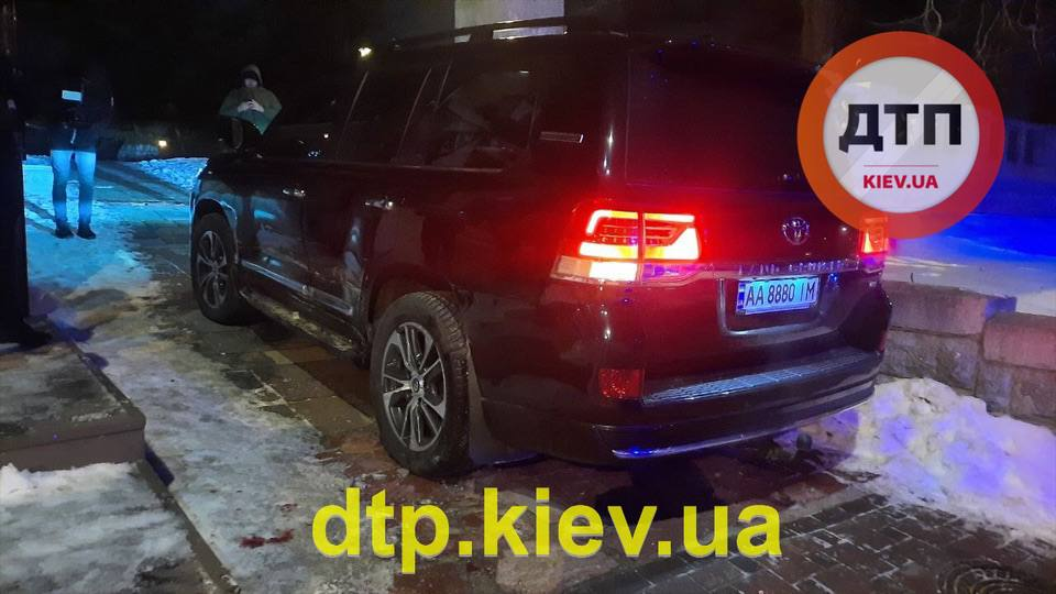 В центре Киева водитель устроил погоню с полицией и разбрасывался деньгами.