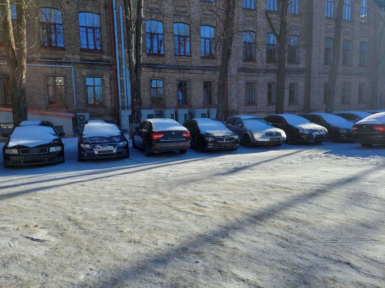 Автомобили Верховного Суда перепарковали