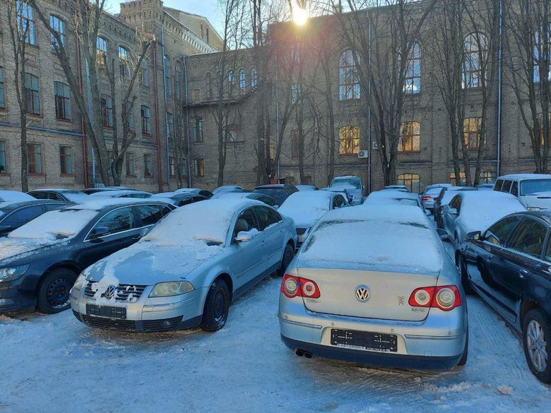 Автомобили Верховного Суда перепарковали