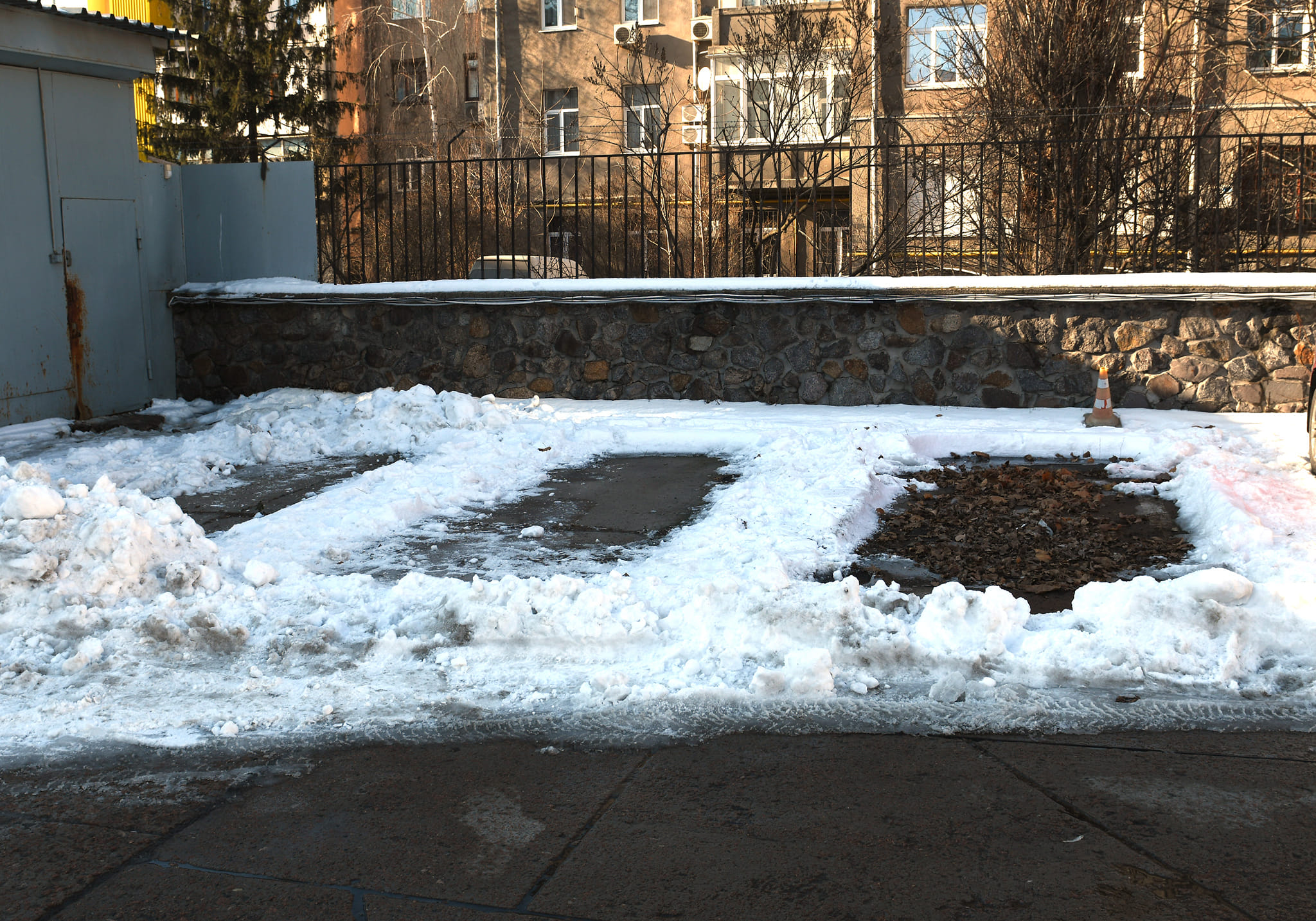 Из-под здания Верховного Суда пропали 68 служебных автомобилей: подробности фото 1