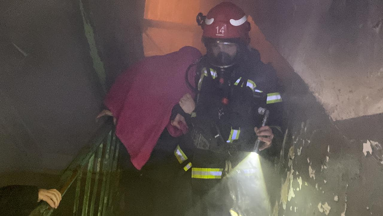 На Рыбальском острове из-за пожара погиб человек, а жителей дома эвакуировали.