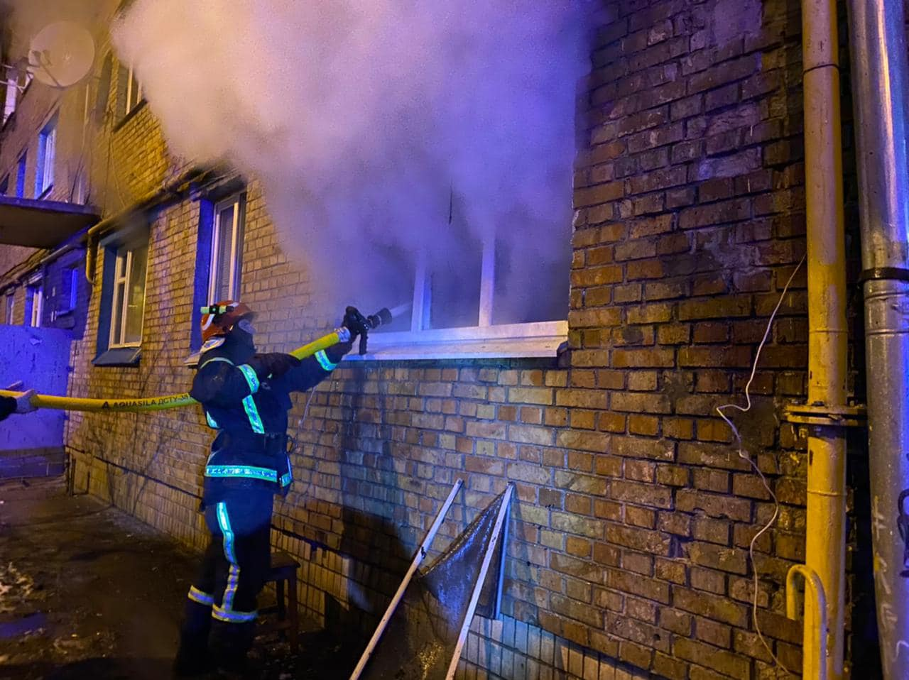 На Рыбальском острове из-за пожара погиб человек, а жителей дома эвакуировали.