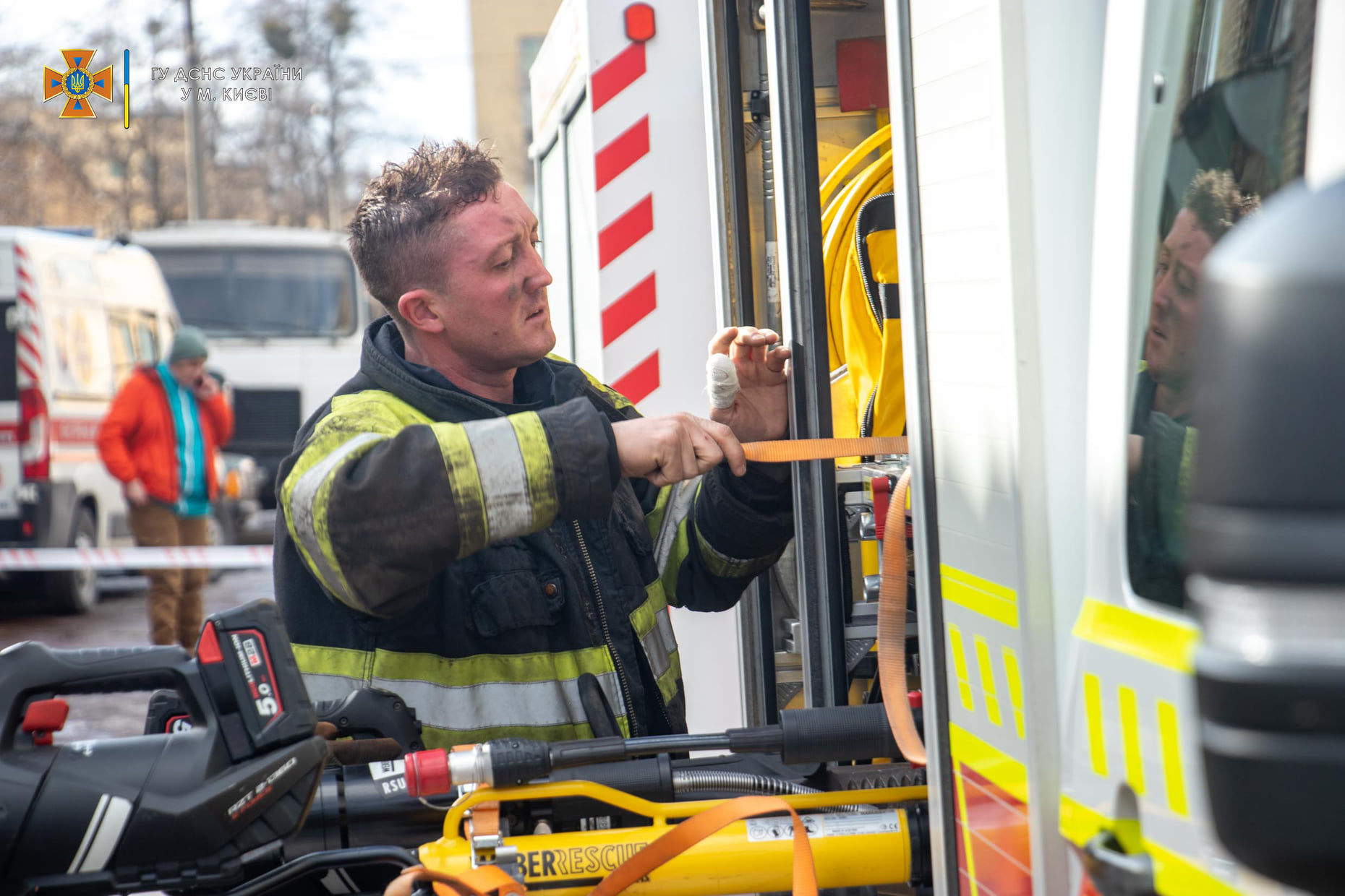 В Киеве на человека упал 9-тонный станок: мужчина погиб.