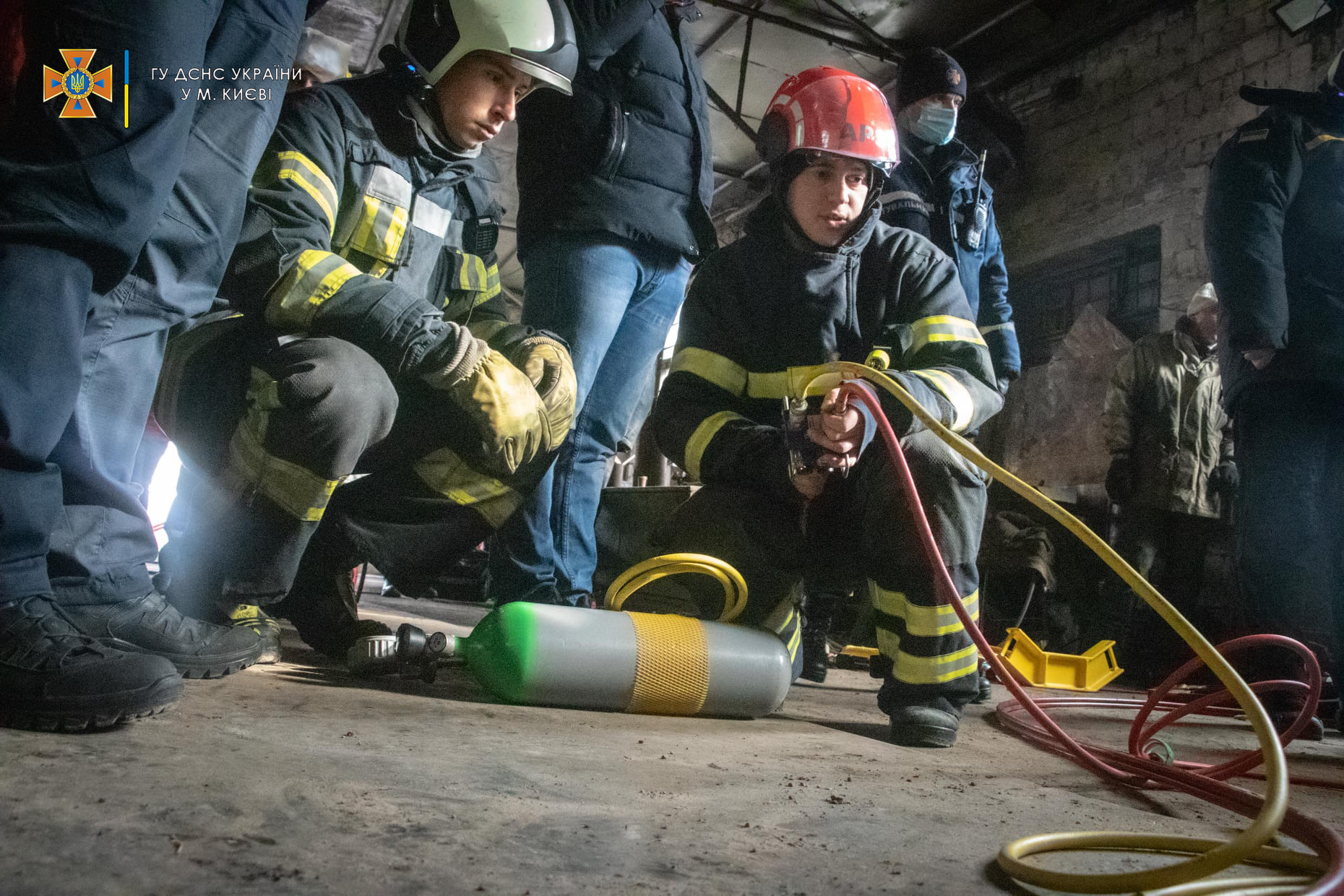 У Києві на людину впав 9-тонний верстат: чоловік загинув.