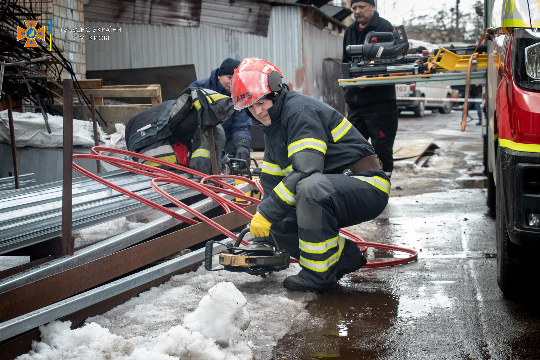 У Києві на людину впав 9-тонний верстат: чоловік загинув.