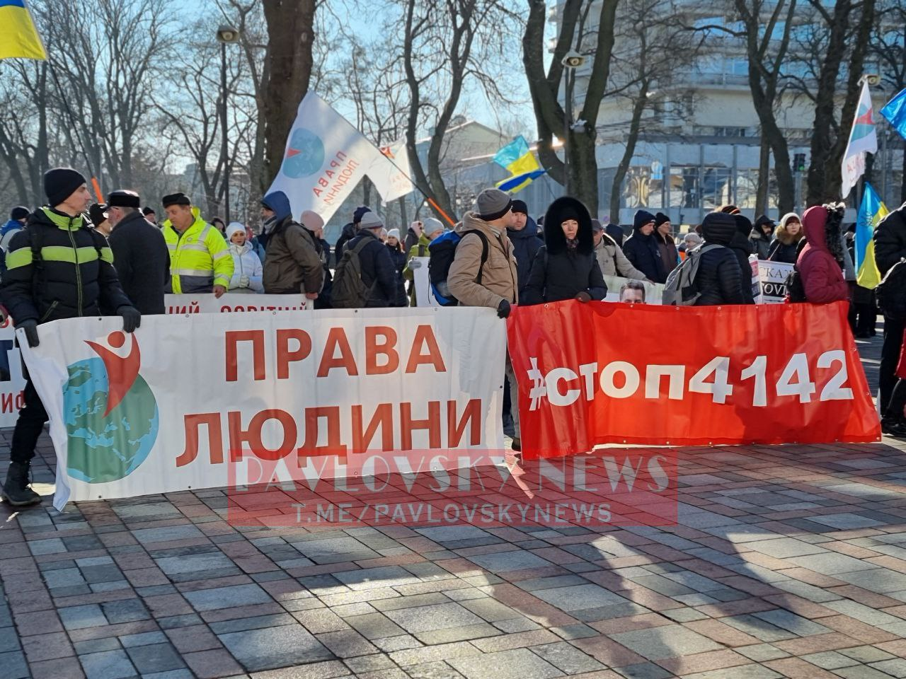 Під Верховною Радою знову протестують антивацинатори.