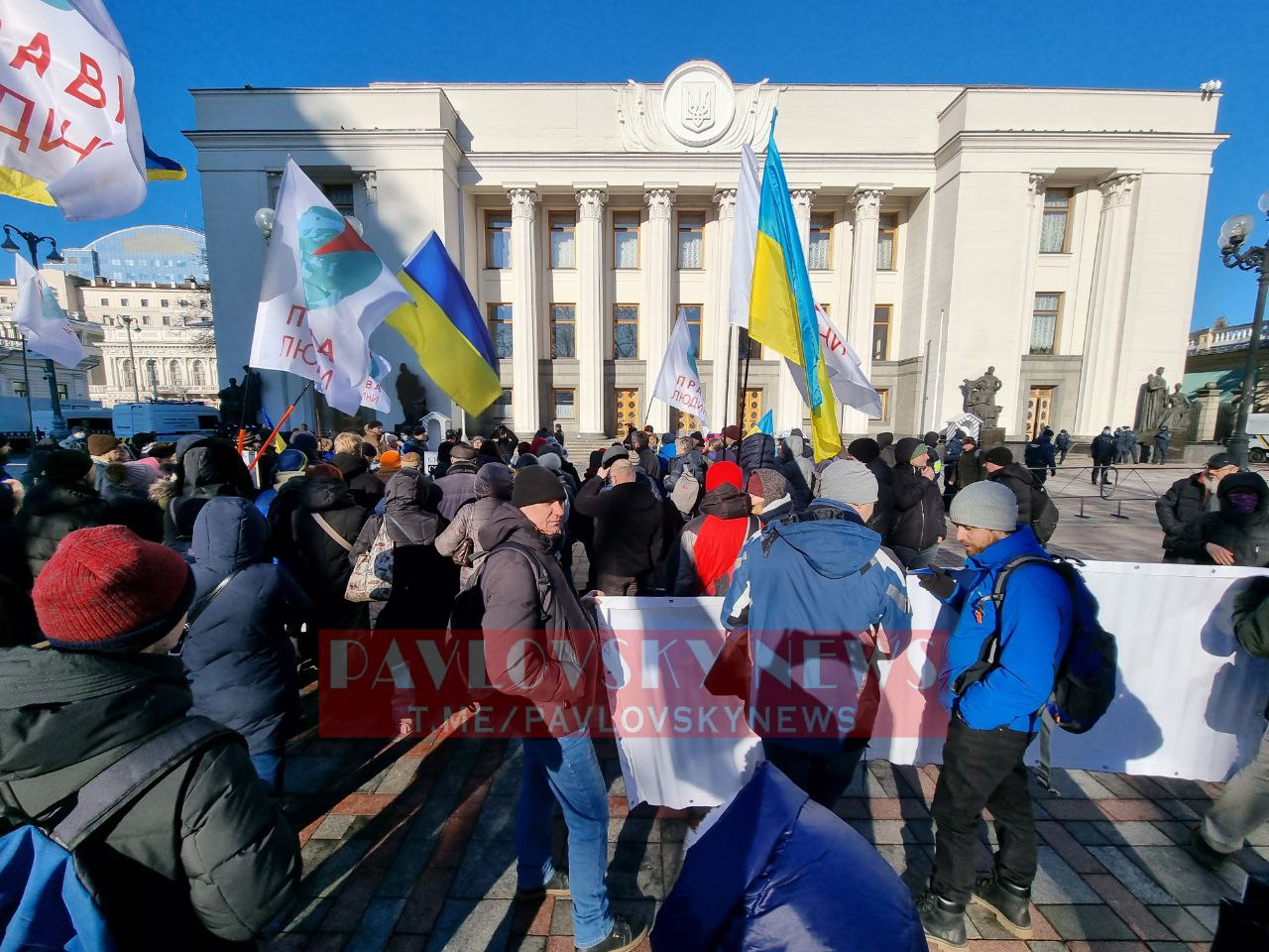 Під Верховною Радою знову протестують антивацинатори.