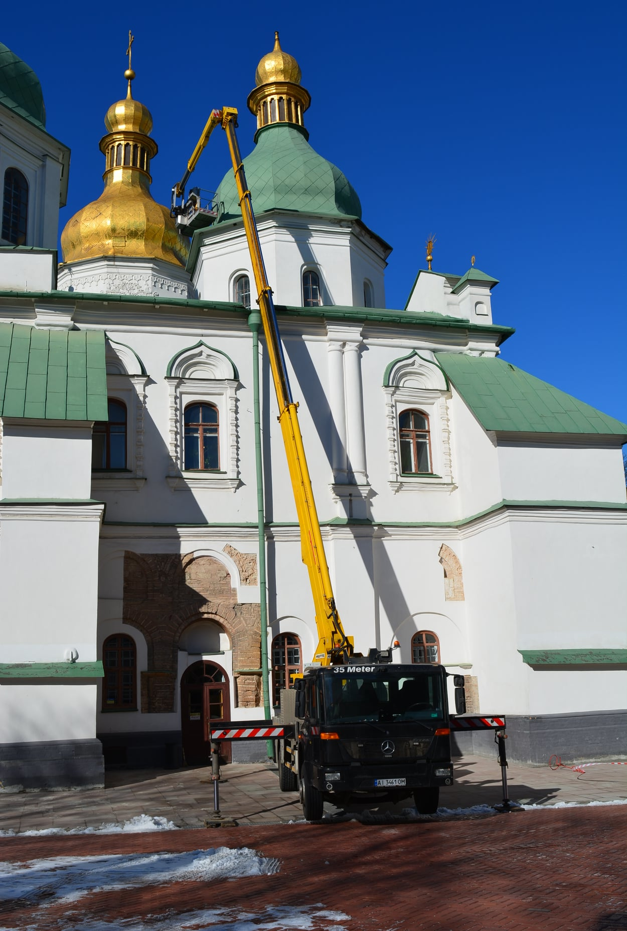 Крест, который упал с купола Софийского собора, начали реставрировать.