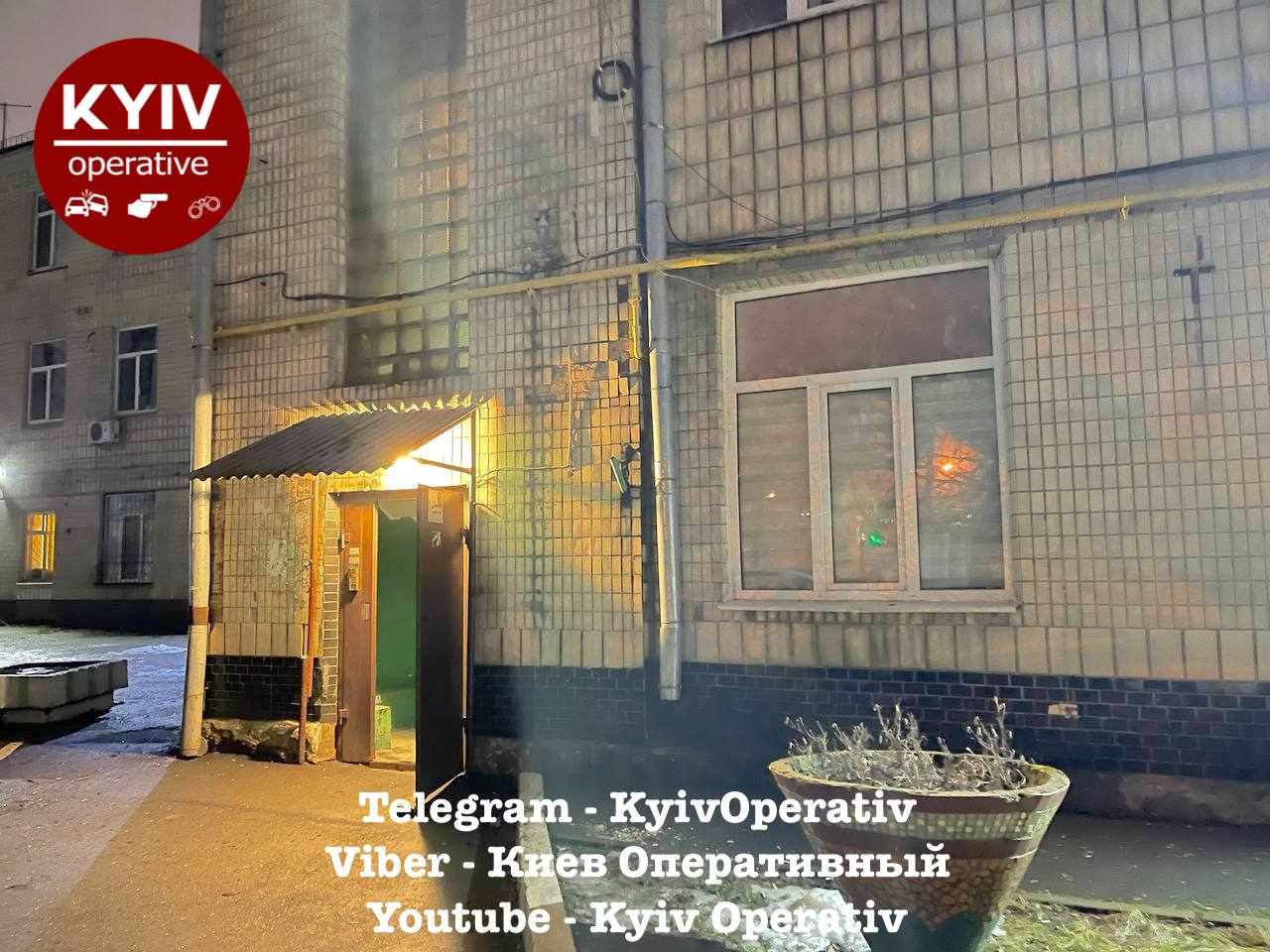 На Шулявке пьяный мужчина развел костер в доме и бросался на полицейских.