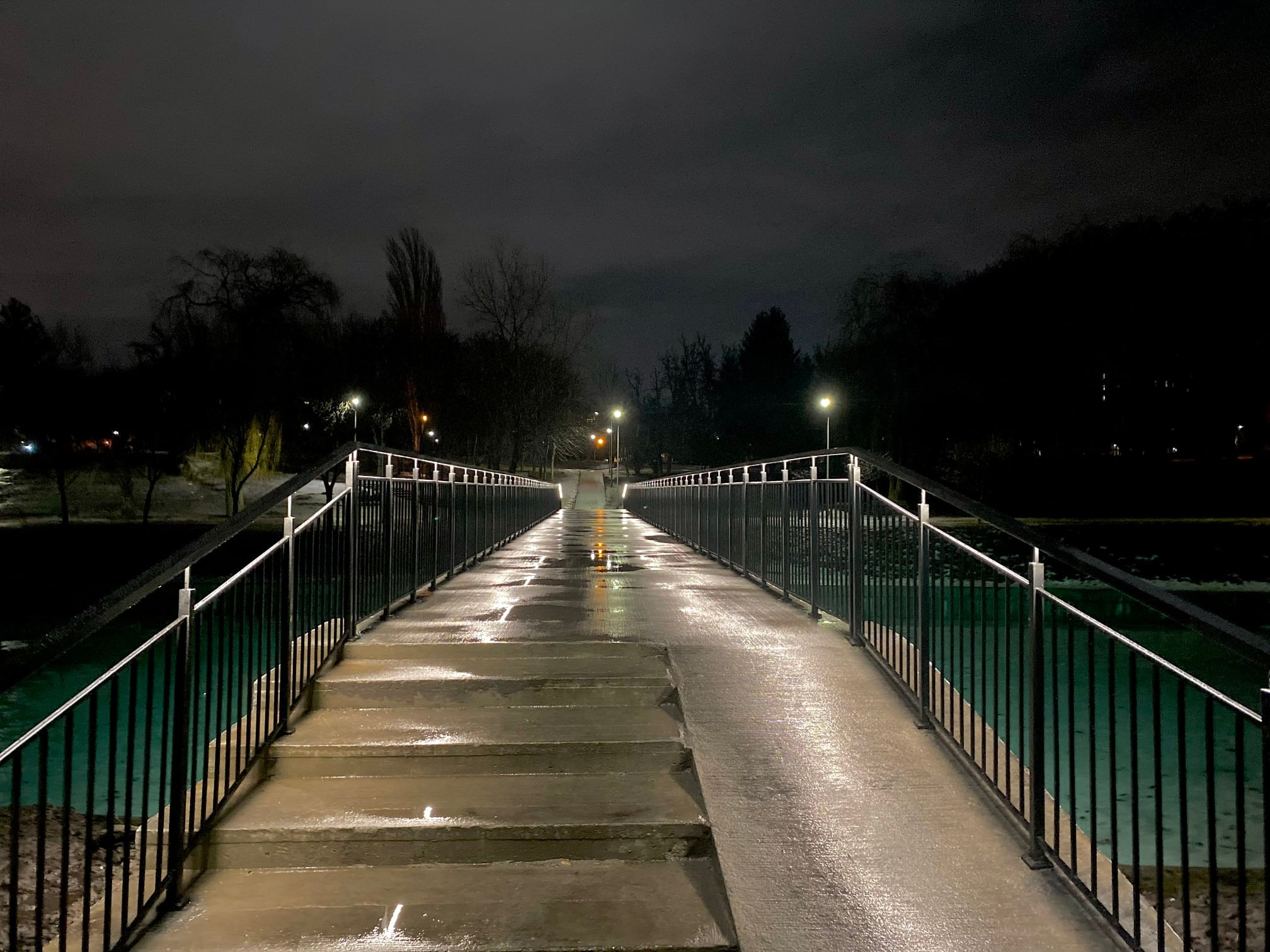 В парке "Отрадный" капитально отремонтировали мостик через озеро. || Фото: facebook.com/zelenbud