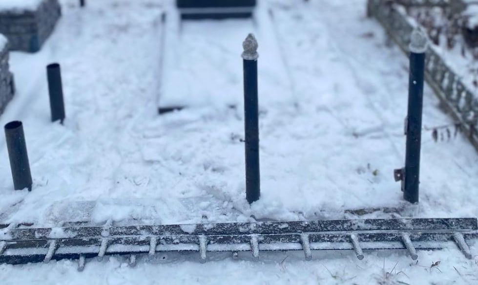 На Київщині чоловік вкрав та продавав на металобрухт огорожі з цвинтаря.