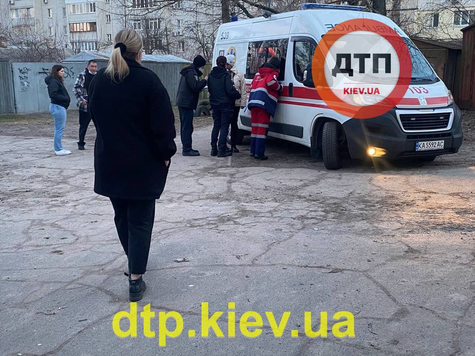 В Киеве из окна многоэтажки выпал 13-летний мальчик.