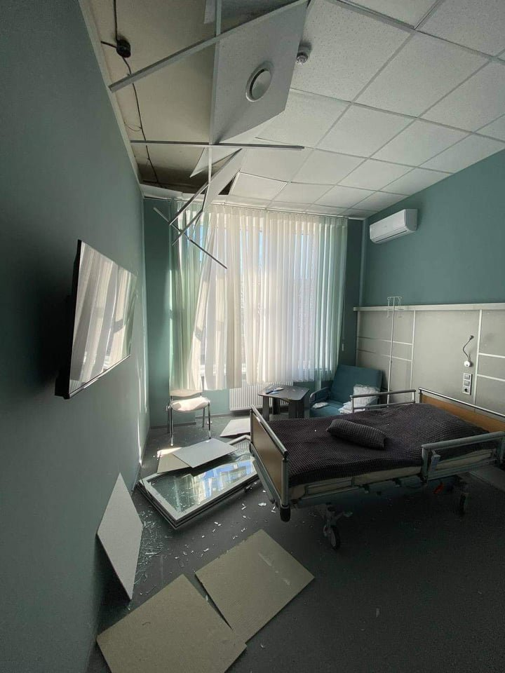 В Киеве оккупанты обстреляли медучреждение с тяжелобольными пациентами.