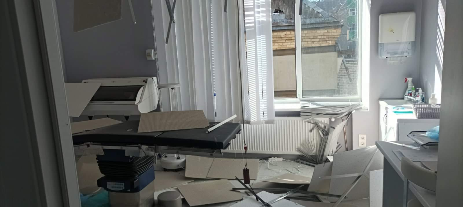 В Киеве оккупанты обстреляли медучреждение с тяжелобольными пациентами.