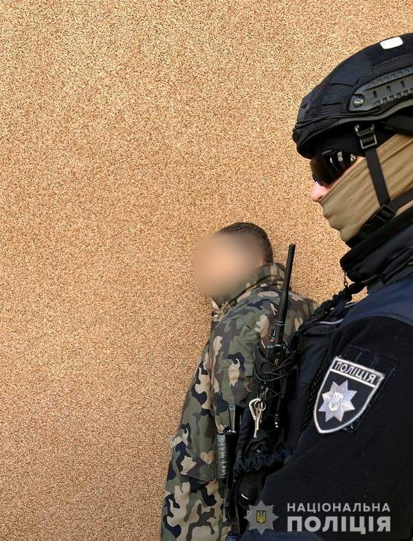 В Киеве группа мужчин угрожала полиции оружием.