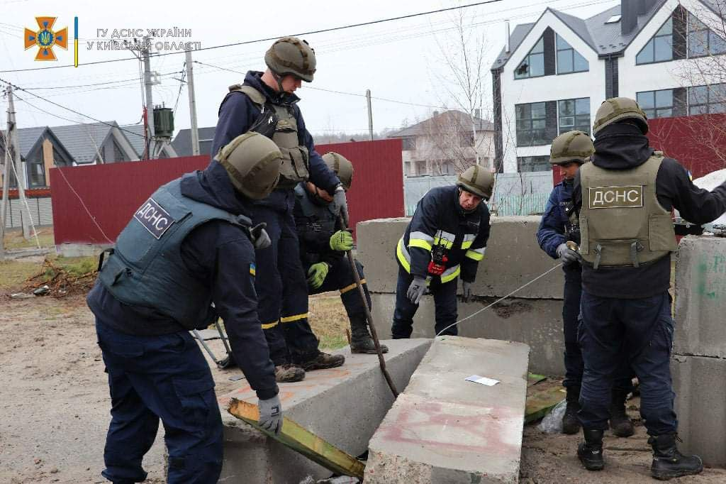 В освобожденном городе Ирпень провели зачистку и разминирование.