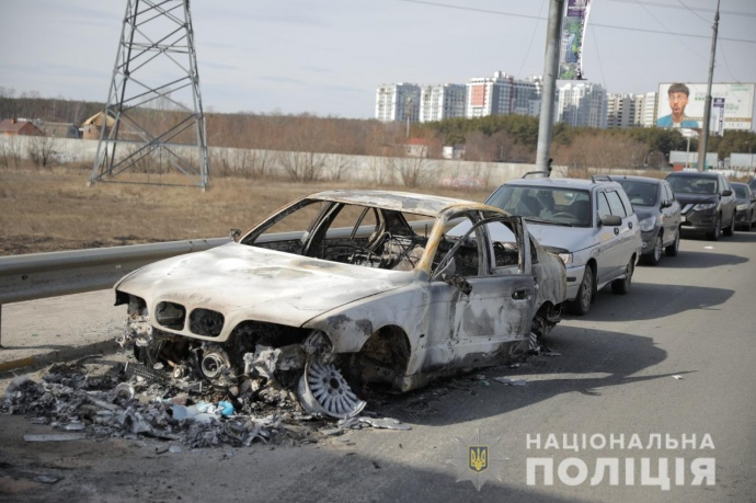 Авто, которые стояли у моста через реку Ирпень, перевезли на городские парковки.