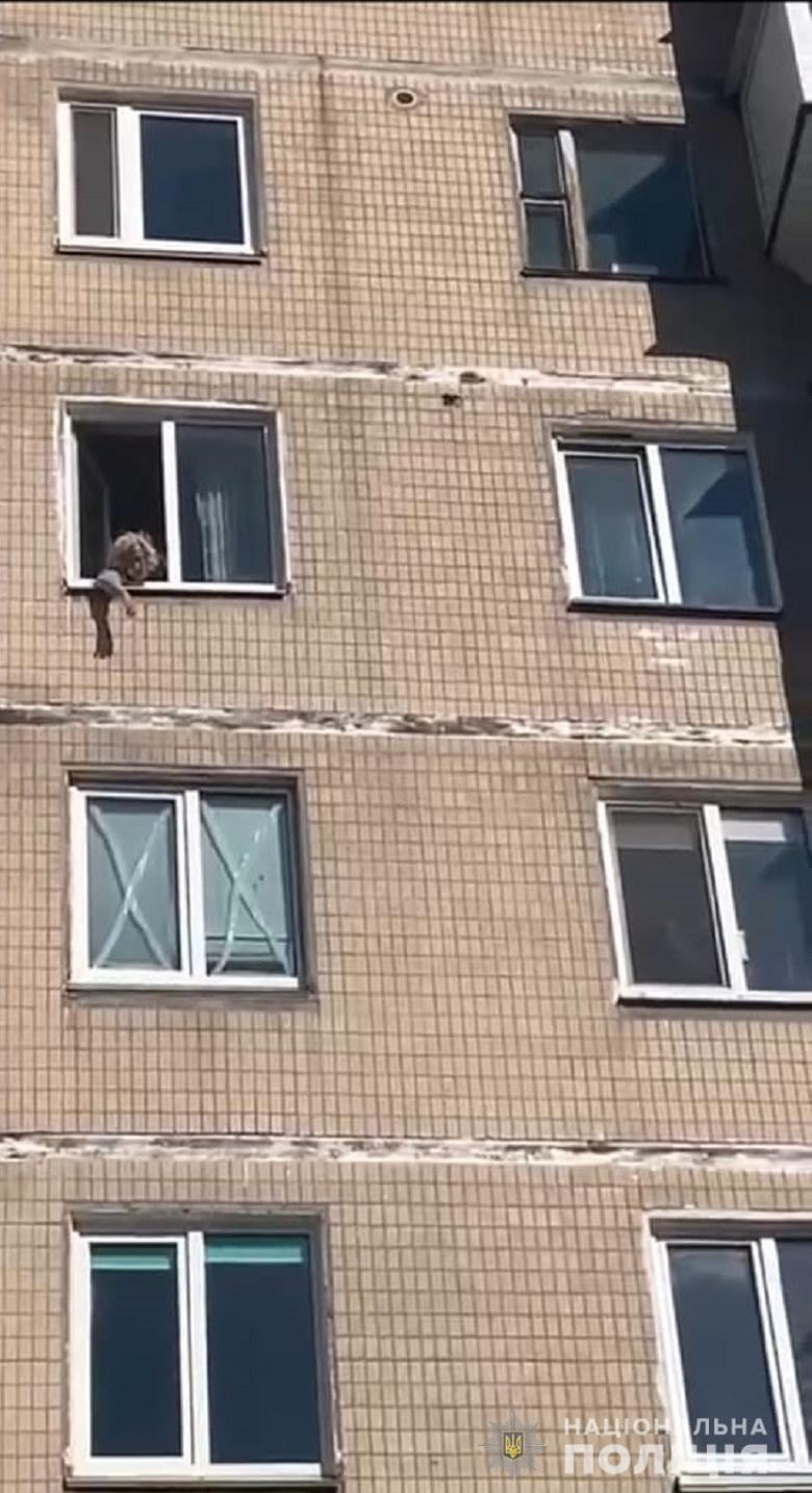 У Києві поліцейські надали допомогу пенсіонерці, яка залишилась вдома без їжі.