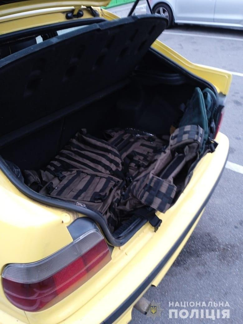 В Киеве мошенник продавал волонтерам некачественные бронежилеты.