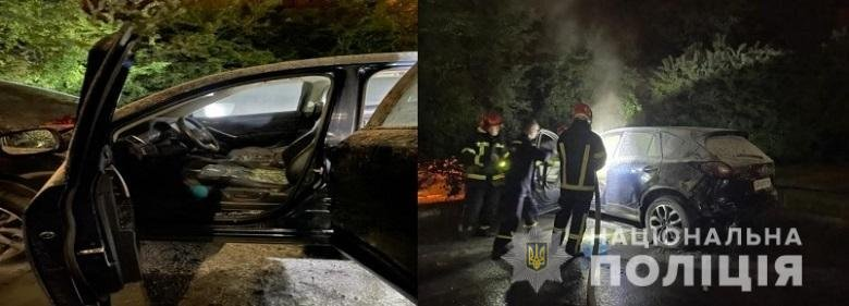 У Києві чоловік намагався підпалити авто, які стояли на парковці.