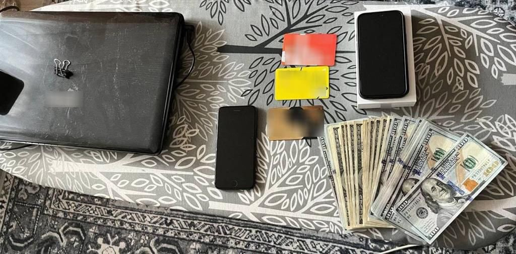 У Києві злочинці надурили на гроші тисячі українців через шахрайські сайти.