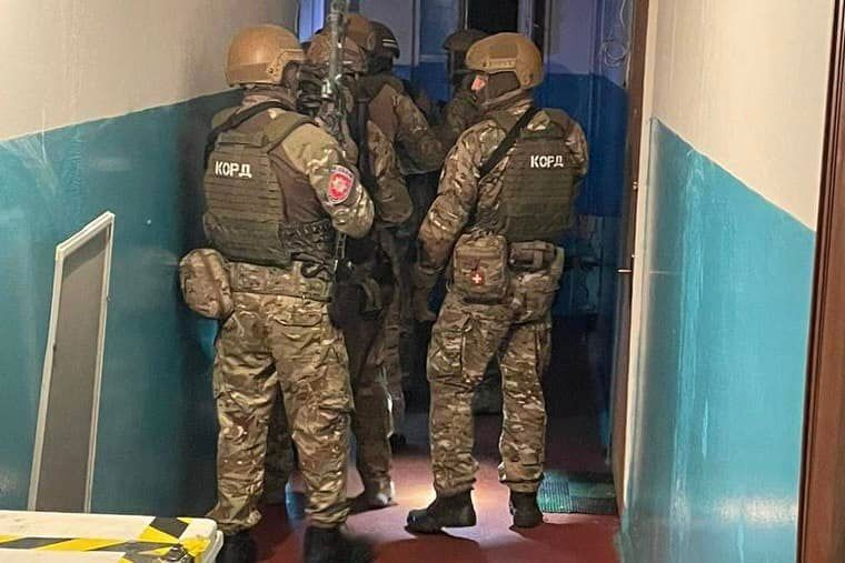 В Броварах дебошир разбил дверь магазина и стрелял в полицейских.