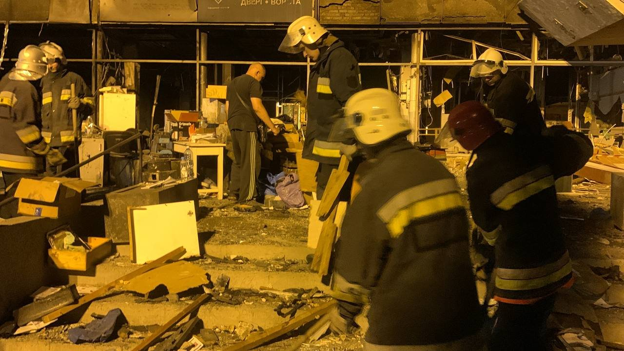 На месте ракетного удара продолжают работать спасатели ГСЧС.