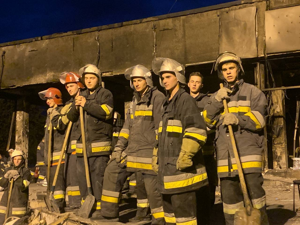 На месте ракетного удара продолжают работать спасатели ГСЧС.