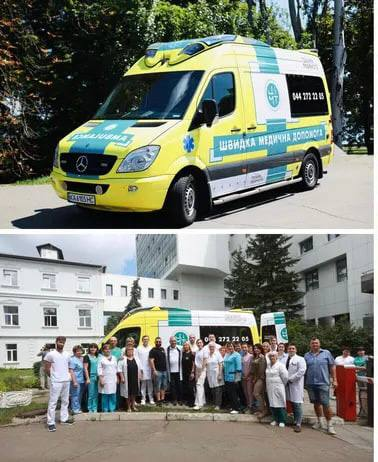 Волонтеры передали столичным врачам реанимобиль для перевозки раненых защитников.
