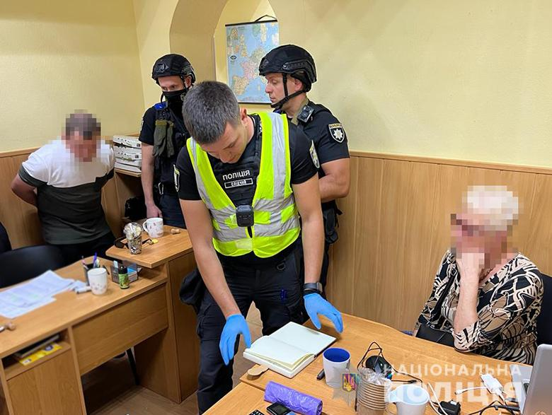 У Києві шахраї виманювали гроші у громадян під видом допомоги хворим дітям.