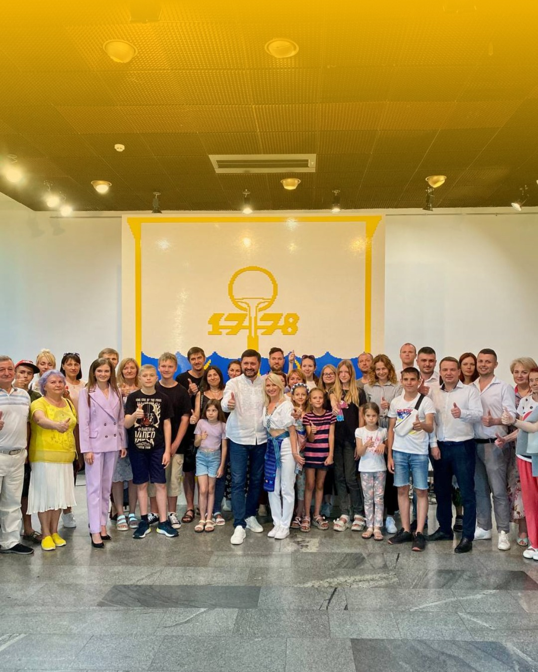 В Киеве был создан большой герб Мариуполя из конструктора Lego.