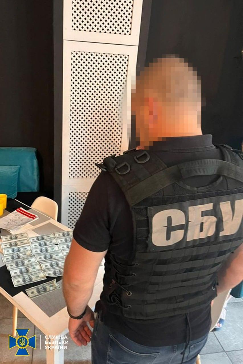 СБУ задержала киевлянина, который производил документы для незаконного выезда призывников за границу.