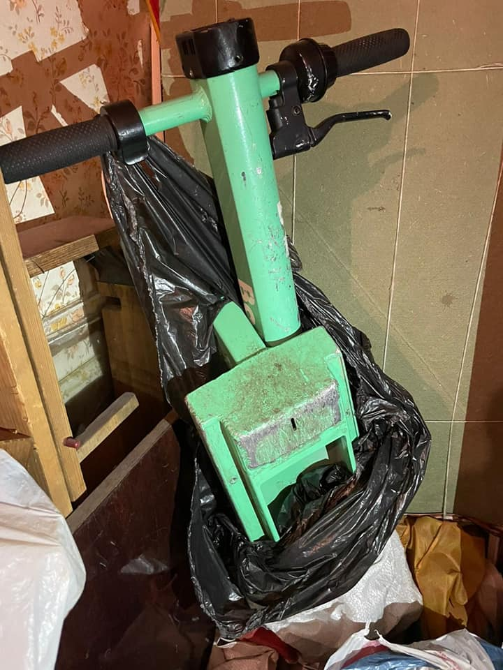 У Києві чоловік крав електросамокати відомої служби прокату.