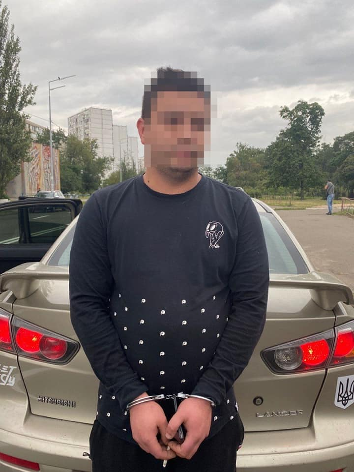 У Києві чоловік крав електросамокати відомої служби прокату.