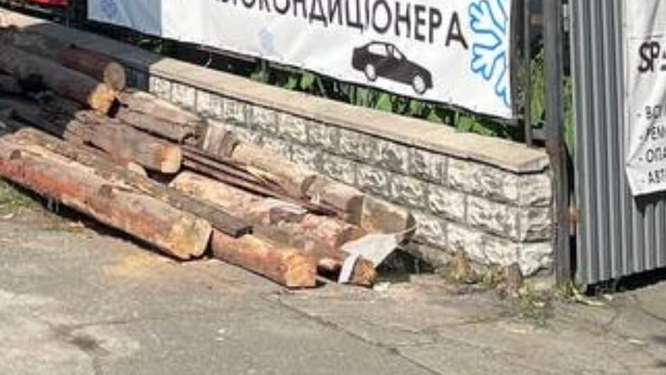 У Протасовому Яру незаконно демонтують будинок початку 20 століття.