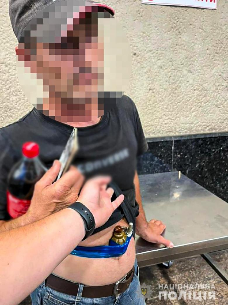 На Центральному залізничному вокзалі затримали чоловіка з гранатою.